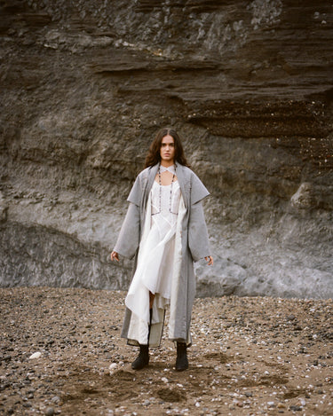 The model’s height is 1.73 m and she is wearing size S