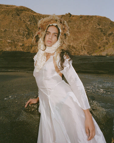 A versatile dress inspired by the mythical Xana, the Asturian forest fairy. Its open-back design with adjustable ties gracefully adapts to different body types, naturally enhancing femininity.