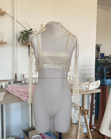 The use of net weaving in textile crafts arose from research into women’s trades, specifically that of the rederas, women who repair and weave fishing nets on the Cantabrian coast.