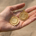 girasoles earrings gold hands