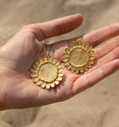 girasoles earrings gold hands