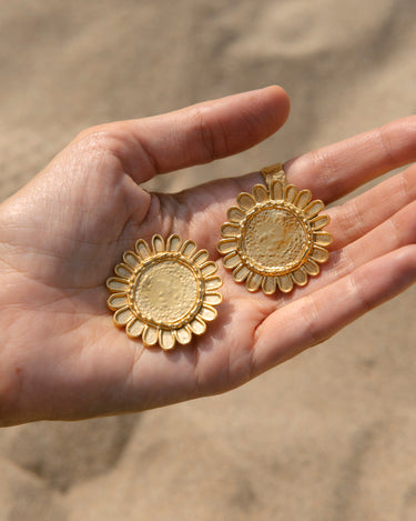 girasoles earrings gold hands